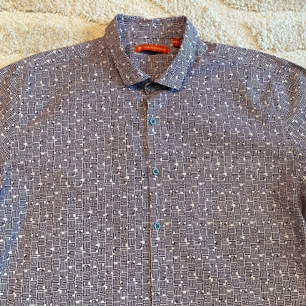 Tori Richard Men’s short sleeve button shirt. Front pocket.